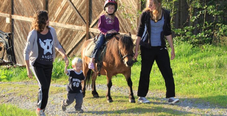 Mädchen reitet auf Pony